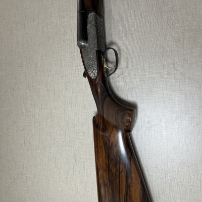 Espingarda de caça com coronha em madeira escura