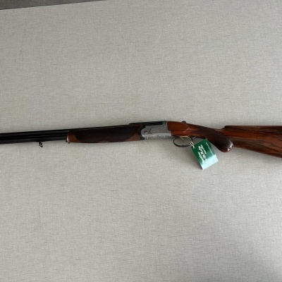 Espingarda de dois canos com coronha em madeira e canos pretos