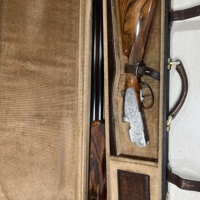 Estojo com espingarda de caça e acessórios em veludo e couro