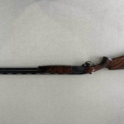 Espingarda cano duplo com madeira e metal sobre fundo cinzento