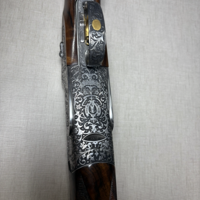 Espingarda de madeira e metal gravado com padrão floral