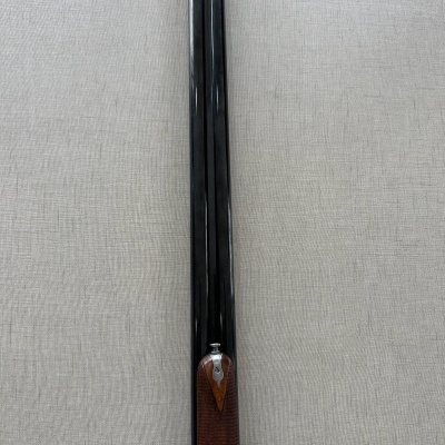 Espingarda de cano duplo com punho em madeira