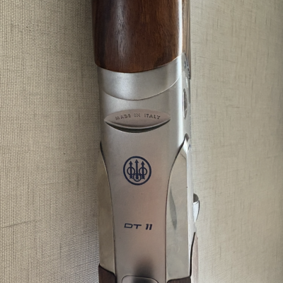 Parte superior de espingarda em madeira e metal com gravação Beretta DT 11.