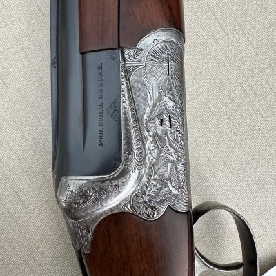 Espingarda com caixa metálica gravada e coronha de madeira em tecido bege