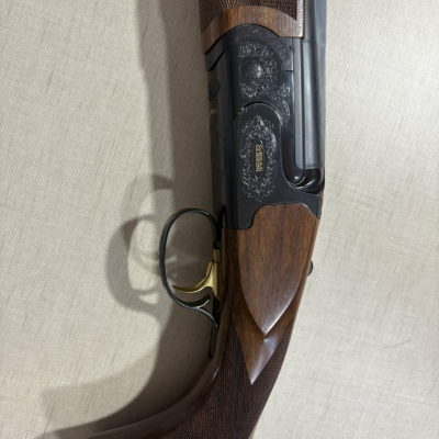 Rifle de caça em madeira e metal com gravações e gatilho dourado