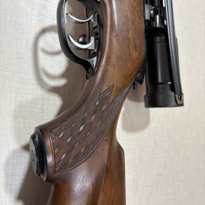 Espingarda com cabo de madeira castanha e gatilho duplo