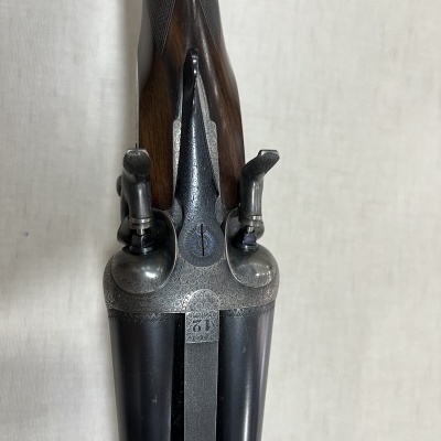 Espingarda dupla com detalhes gravados e número 61