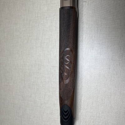 Espingarda com punho de madeira texturada castanha e logótipo SVT