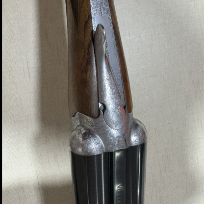 Espingarda de canos duplos com detalhes em metal e madeira