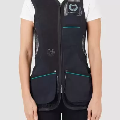 Colete preto com zíper frontal e detalhes verdes, malha lateral e texto CASTELLANI