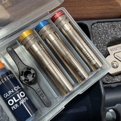 Kit de limpeza para arma Beretta com óleo, estranguladores metálicos coloridos e ferramenta preta