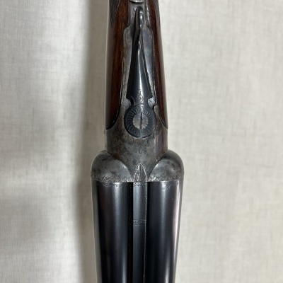 Espingarda de canos duplos com coronha em madeira e canos pretos