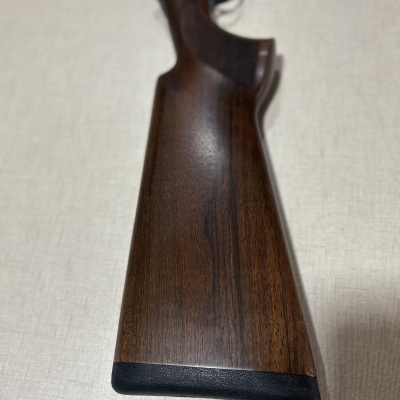 Coronha de madeira escura de arma de fogo com ponta preta