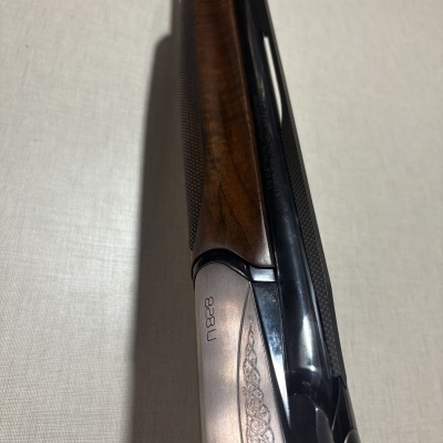 Espingarda calibre 828U em madeira e metal com gravações decorativas