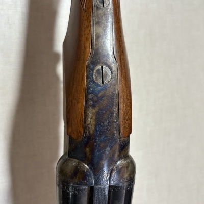 Espingarda de madeira e metal com detalhes gravados