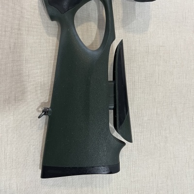 Coronha de arma de fogo verde escura com detalhes pretos