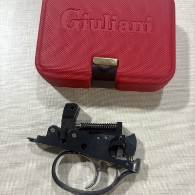 Disparador metálico preto com mola e caixa vermelha Giuliani