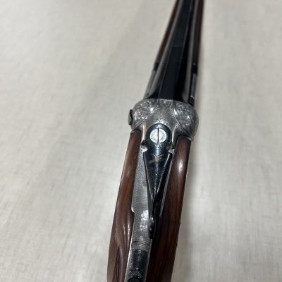 Espingarda de canos duplos com coronha em madeira e metal gravado