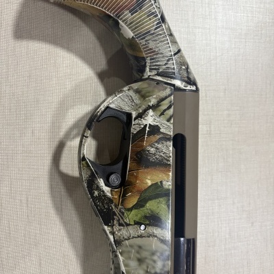 Pega e gatilho de arma com padrão camuflado e textura de folhas e cascas