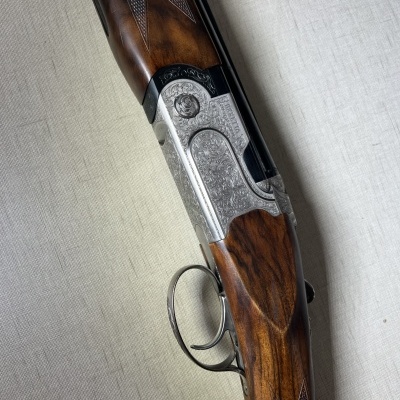 Espingarda de madeira e metal com detalhes gravados