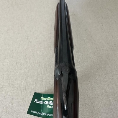 Espingarda de madeira e metal com cartão verde