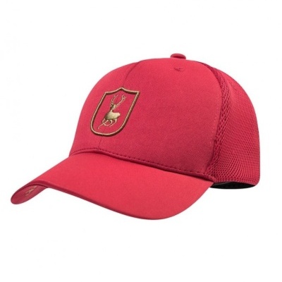 Boné vermelho com emblema bordado de veado em escudo na frente