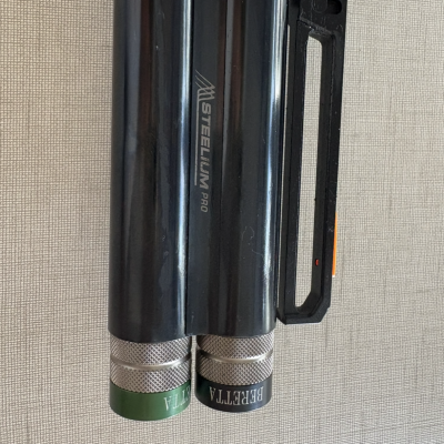 Tubo de arma de fogo preto com detalhes metálicos e marcações BERETTA e STEELIUM PRO