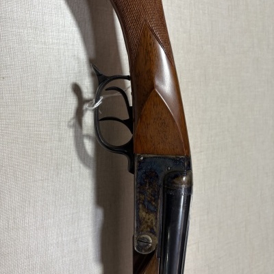 Rifle de caça com madeira e partes metálicas