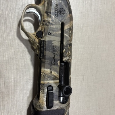 Espingarda de caça Beretta com padrão camuflado e detalhes em preto e prateado