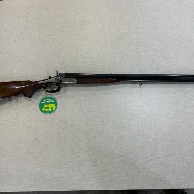 Espingarda de cano duplo com coronha em madeira e etiqueta verde e amarela