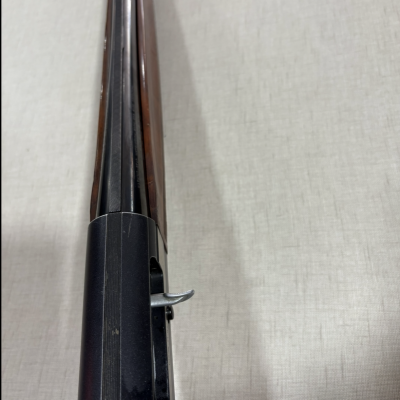 Espingarda de canos duplos paralelos em metal preto e madeira castanha