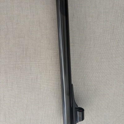 Cano de arma de fogo preto com apontador vermelho