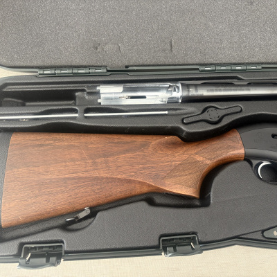 Espingarda Beretta com coronha em madeira castanha e estojo preto