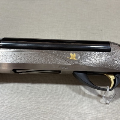 Espingarda Benelli Armi Urbino com detalhes gravados e dourados
