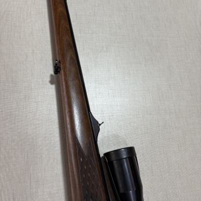 Carabina com coronha de madeira e luneta preta