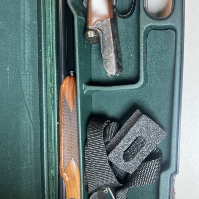 Caixa de arma com cano duplo, madeira e metal, faixa preta e espuma.