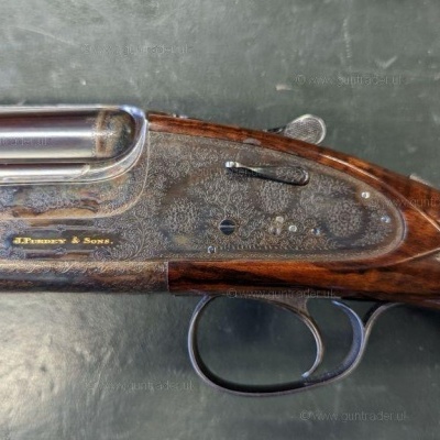 Espingarda de canos laterais com cabo em madeira e detalhes em metal