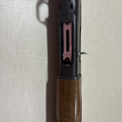 Espingarda com coronha em madeira e parte metálica preta com inscrições