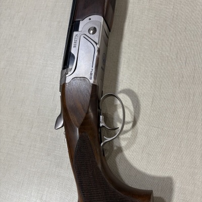 Espingarda Beretta 694 com coronha em madeira escura e metal prateado