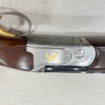 Parte central de espingarda de caça com coronha em madeira e caixa metálica prateada gravada