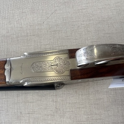 Espingarda com madeira castanha e metal prateado gravado