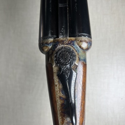 Espingarda de canos duplos com madeira e detalhes em metal gravado