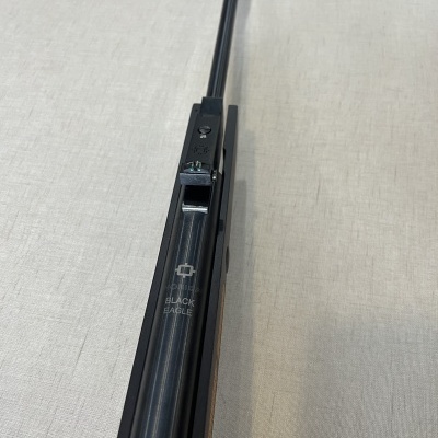 Dispositivo preto longo com texto 'BLACK EAGLE' e logótipo numa superfície clara