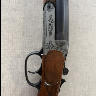 Espingarda cano duplo com guarda-mato preto e coronha de madeira castanha
