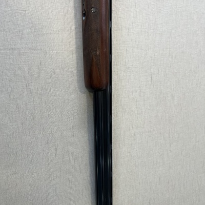 Espingarda de cano duplo com coronha em madeira castanha e canos pretos