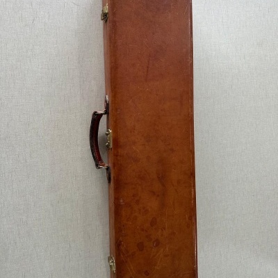 Estojo rígido retangular castanho com fechos metálicos e pega central