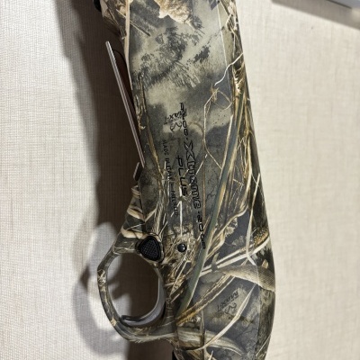 Parte traseira de arma camuflada com texto