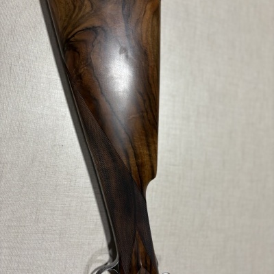 Coronha de espingarda em madeira polida com detalhes em metal e gatilho dourado