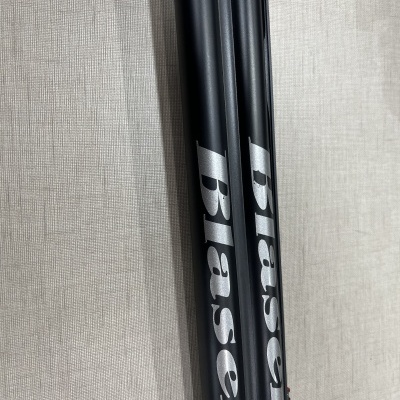 Três cañas negras com texto branco Blaser sobre superfície bege