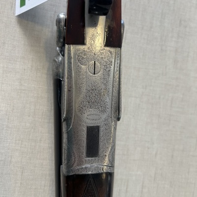 Espingarda com detalhes em metal gravado e madeira castanha